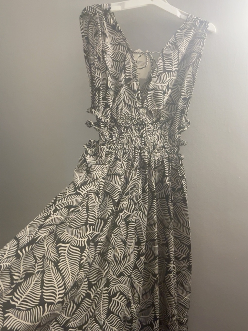 Sleeveless Black and White Leaf-Print Maxi Dress